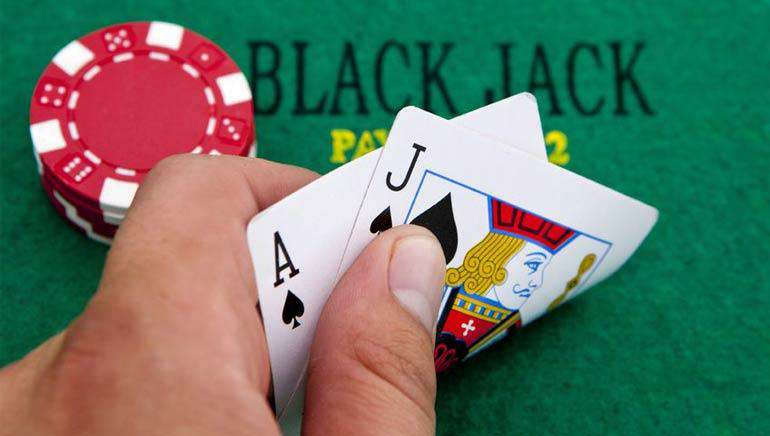 Cartas de blackjack y fichas de casino